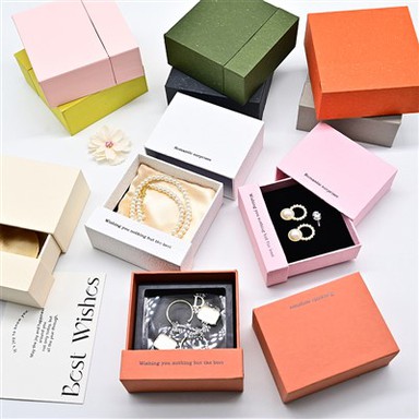 Kohandatud papist käevõrukarp